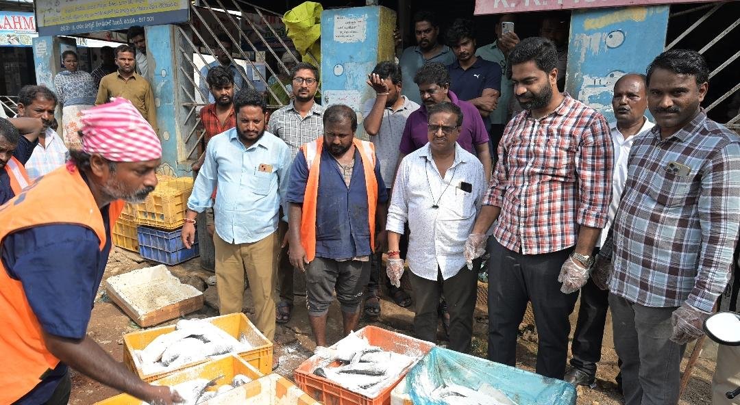 చేపల మార్కెట్‌లో కుళ్లిన చేపల కలకలం.. రెండు దుకాణాలు సీజ్