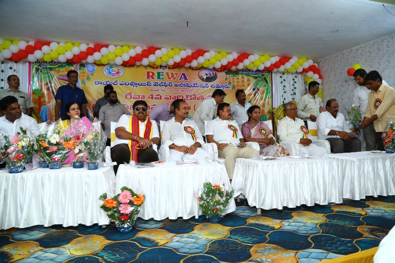 'మీతోనే ఉంటాం'.. రెవా సభ్యులకు ఎమ్మెల్యేల భరోసా....