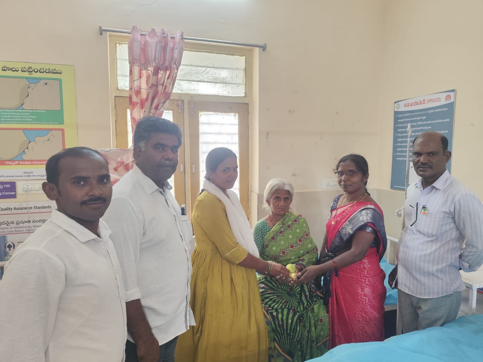 ప్రభుత్వ ఆసుపత్రిలో రోగులకు పండ్లు పంపిణి  - Additional Image