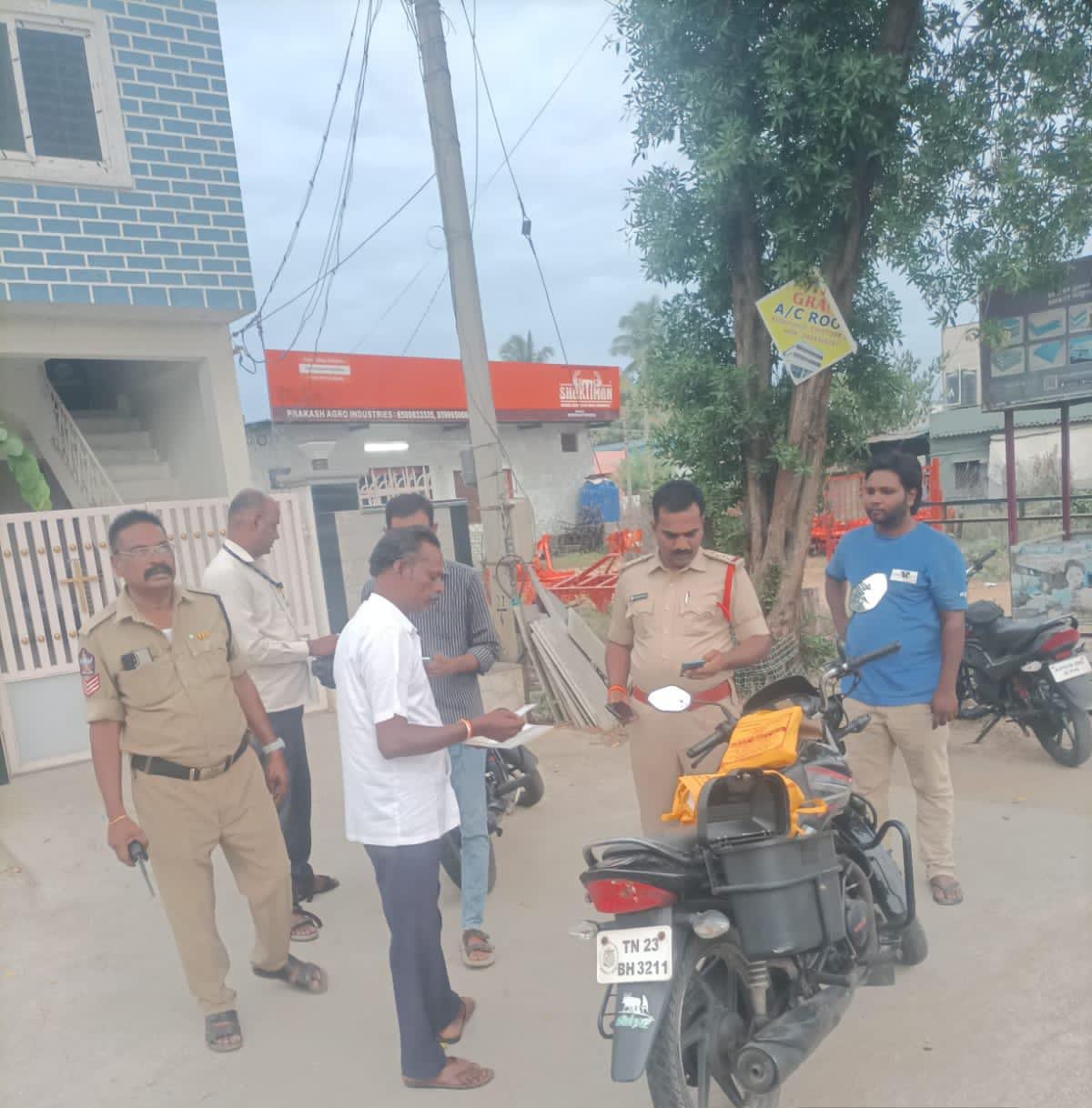 సాంబయ్య కండ్రిగలో వాహన తనిఖీలు... ఎస్ఐ శివశంకర్ 
