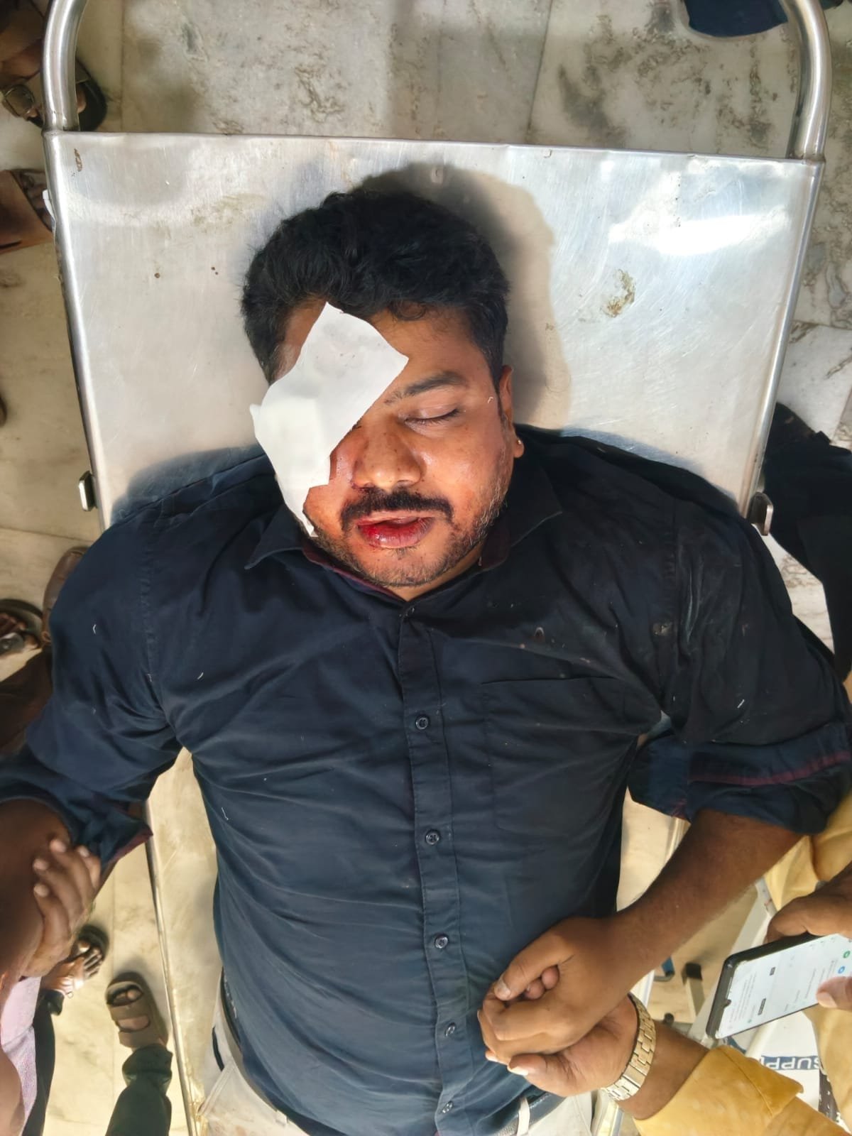 రోడ్డు ప్రమాదంలో ఇద్దరు యువకుల దుర్మరణం. - Additional Image