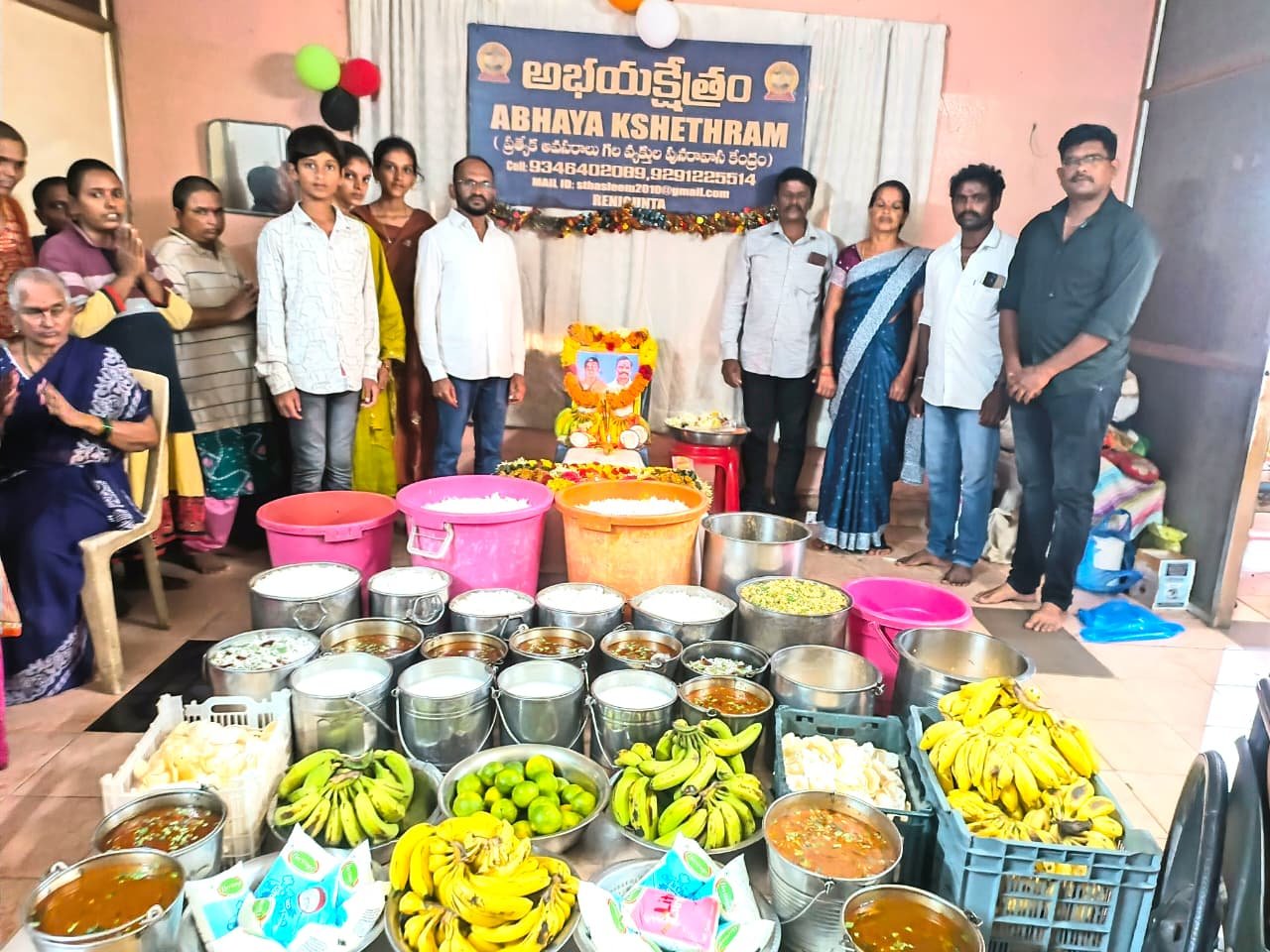 తల్లిదండ్రులే నా ప్రపంచం.. వారి జ్ఞాపకార్థం అన్నదానం: న్యాయవాది చంద్రమౌళి